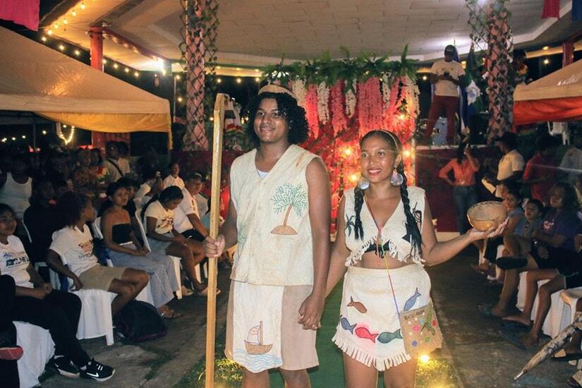 TRAJES8