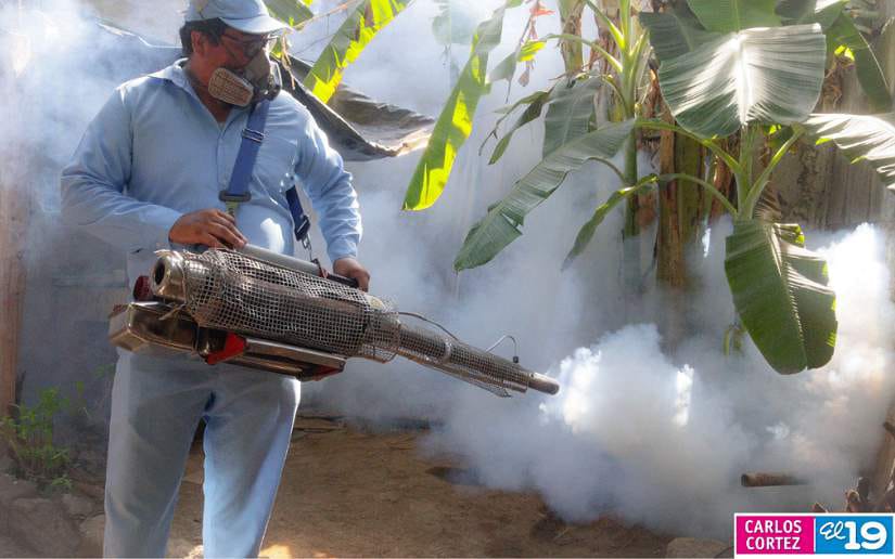 Fumigacion-en-el-barrio-Hugo-Chavez-7