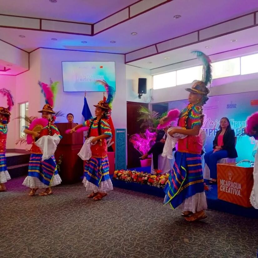 Concurso-Mujer-Creativa-y-Emprendedora-2025-3