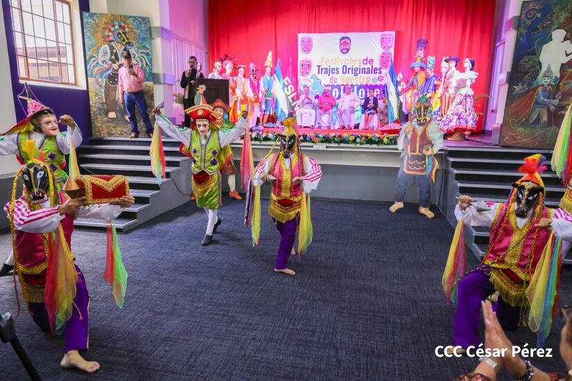 Festivales-de-Trajes-Originales-de-Nuestro-Folklore-10