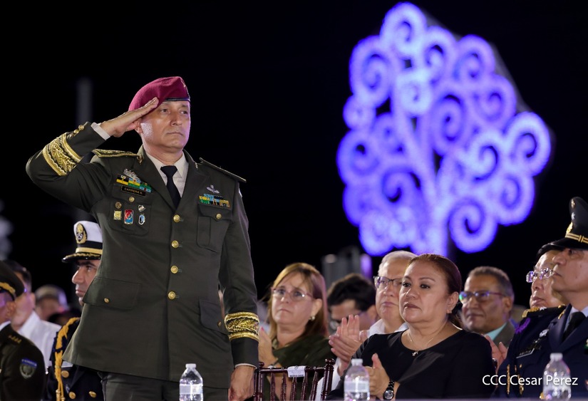 Juramentan-al-Jefe-del-Ejercito-23