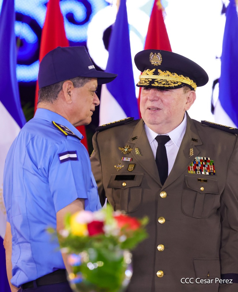 Juramentan-al-Jefe-del-Ejercito-33