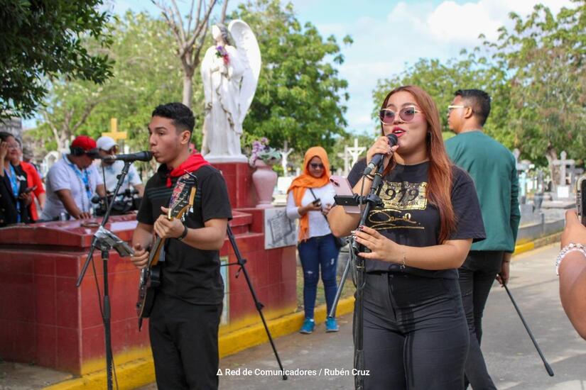 Entrega-de-flores-en-homenaje-al-comandante-Camilo-Ortega-1