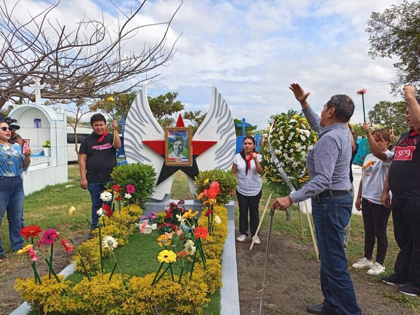Entrega-de-flores-en-homenaje-al-comandante-Camilo-Ortega-10