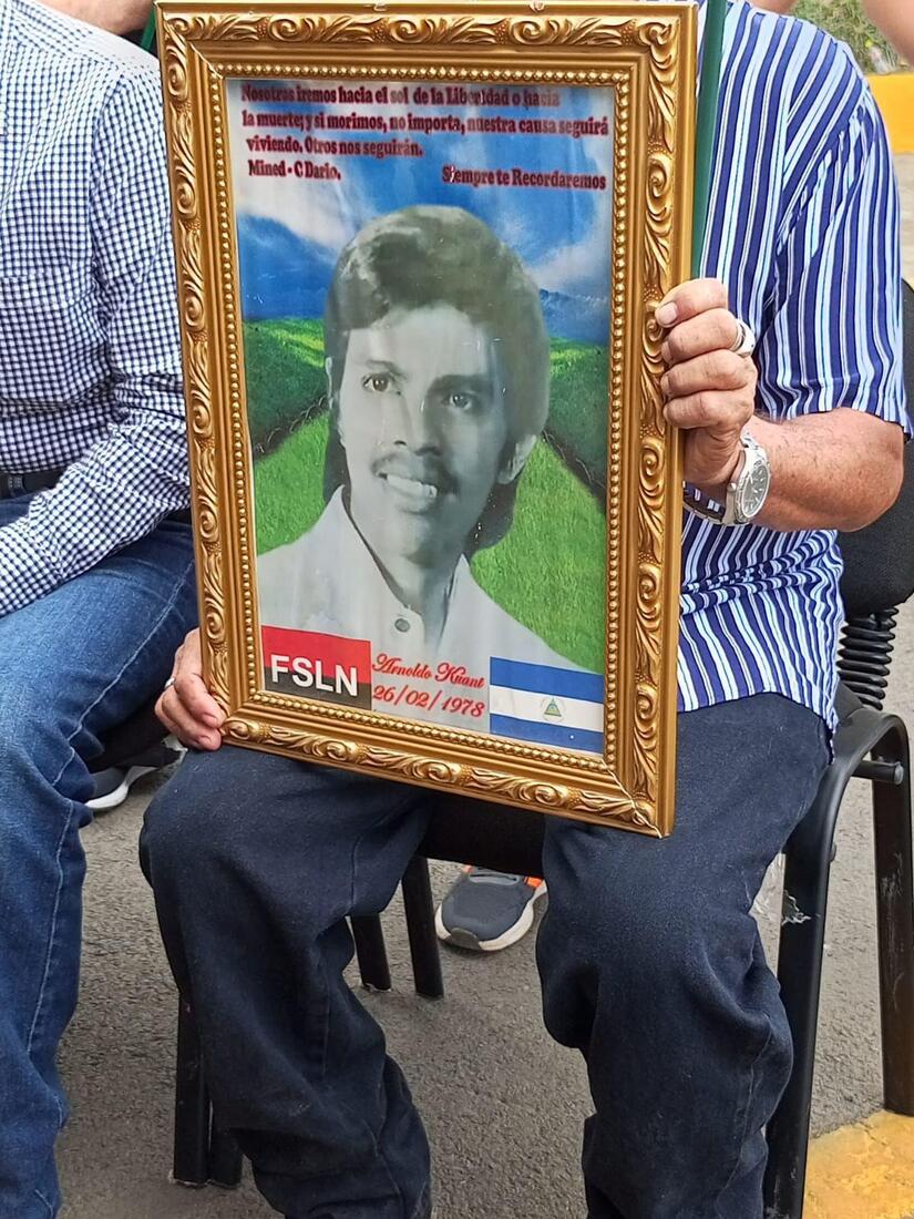 Entrega-de-flores-en-homenaje-al-comandante-Camilo-Ortega-12