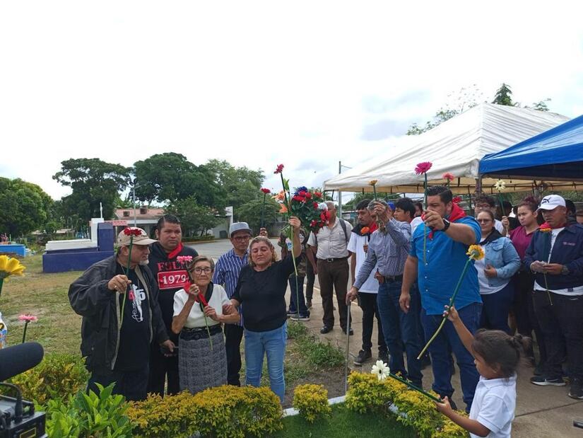 Entrega-de-flores-en-homenaje-al-comandante-Camilo-Ortega-13