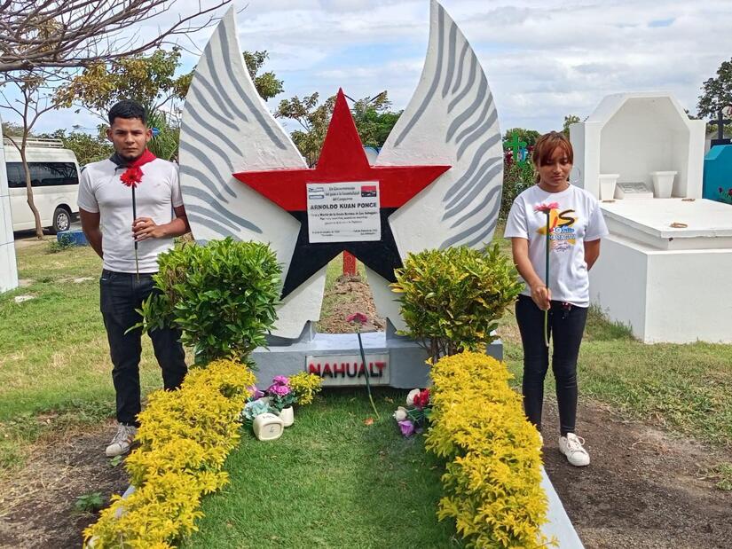 Entrega-de-flores-en-homenaje-al-comandante-Camilo-Ortega-14