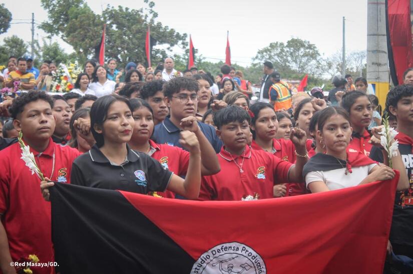 Entrega-de-flores-en-homenaje-al-comandante-Camilo-Ortega-18