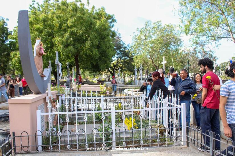 Entrega-de-flores-en-homenaje-al-comandante-Camilo-Ortega-2