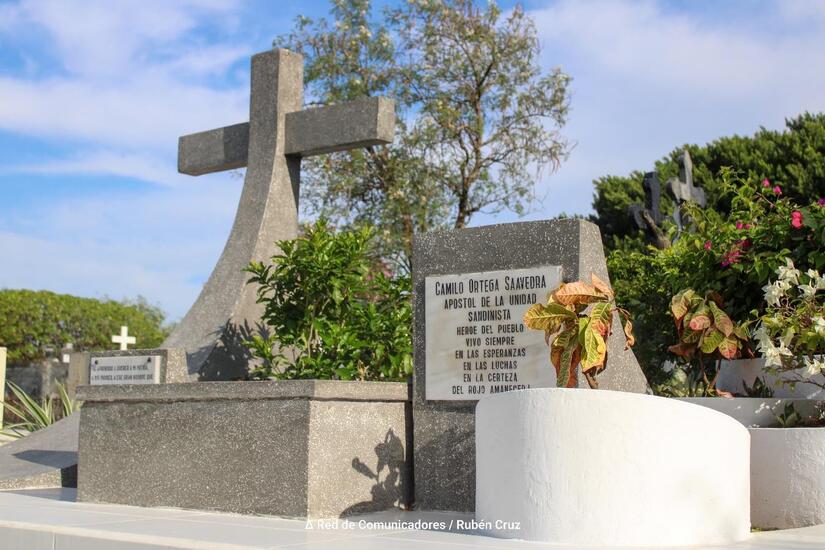 Entrega-de-flores-en-homenaje-al-comandante-Camilo-Ortega-5