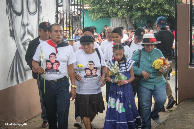 Entrega-de-flores-en-homenaje-al-comandante-Camilo-Ortega-8