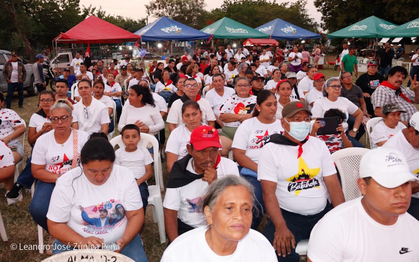Pueblo-celebrando-la-revolucion-10