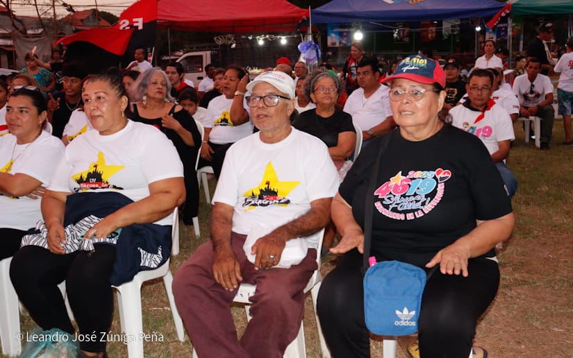 Pueblo-celebrando-la-revolucion-11