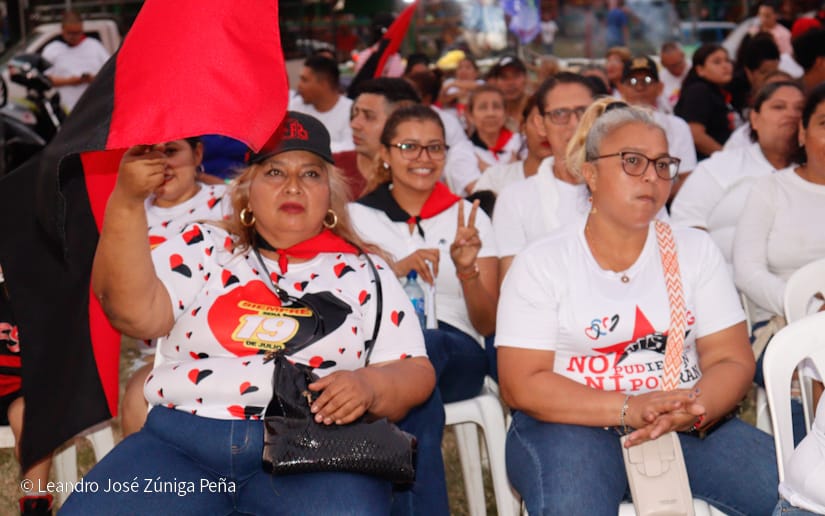 Pueblo-celebrando-la-revolucion-12