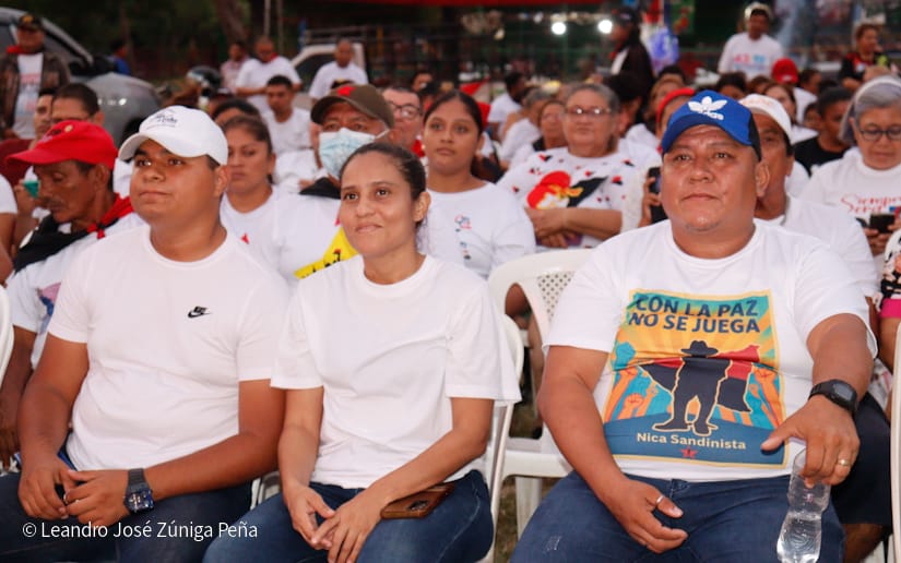 Pueblo-celebrando-la-revolucion-17