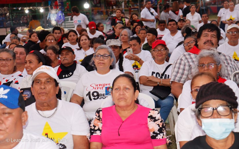 Pueblo-celebrando-la-revolucion-22