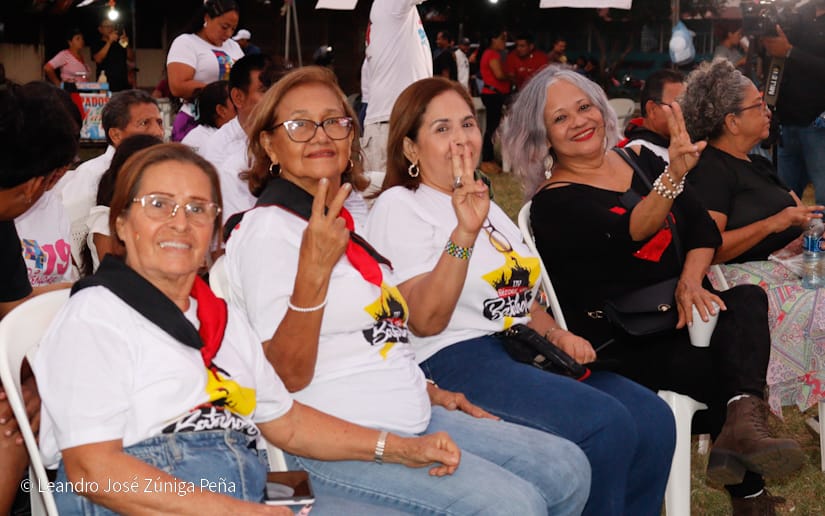 Pueblo-celebrando-la-revolucion-24