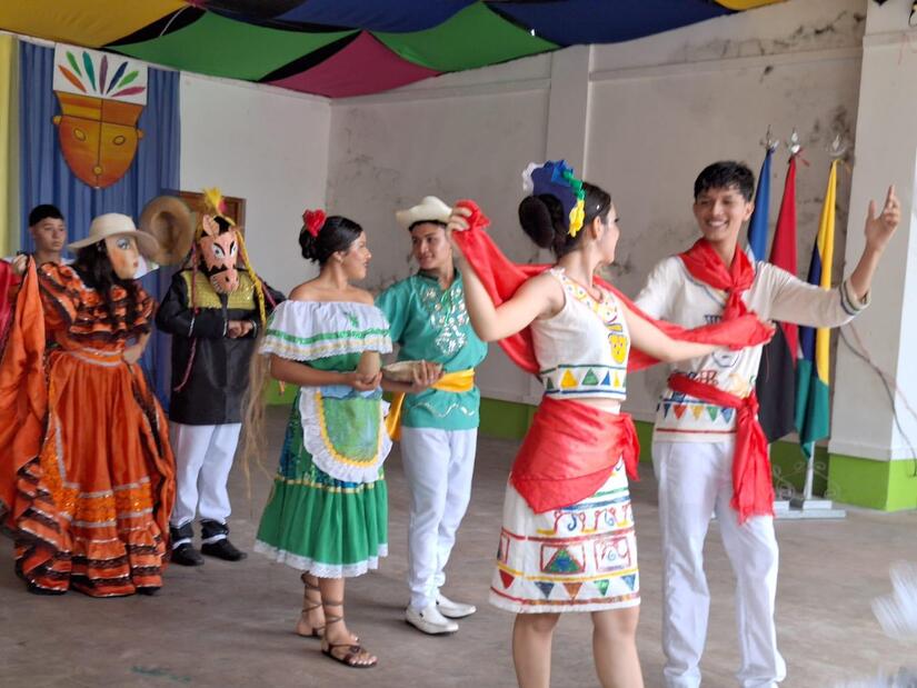 TRAJES4