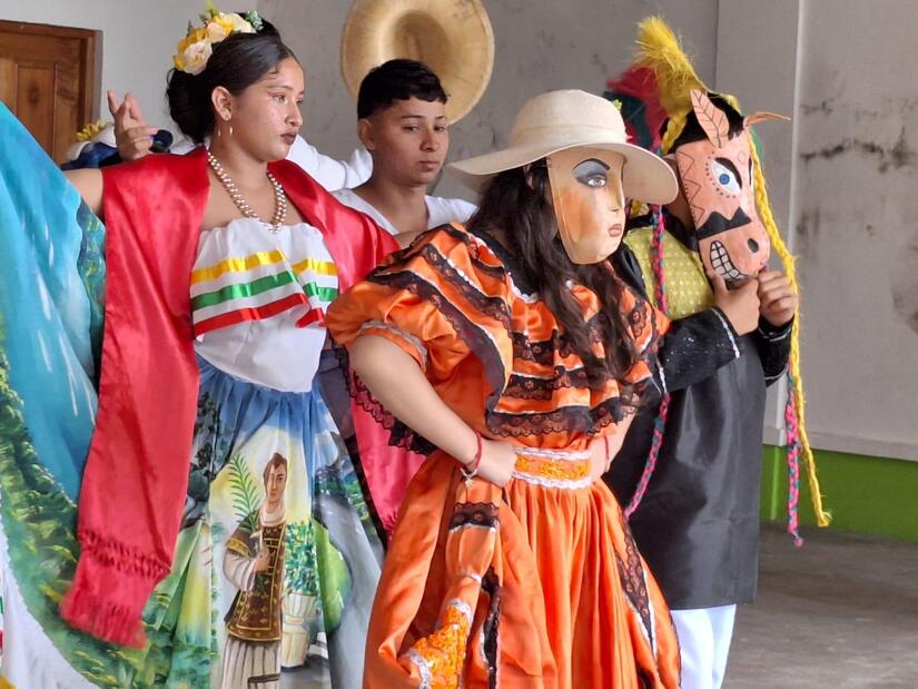 TRAJES5