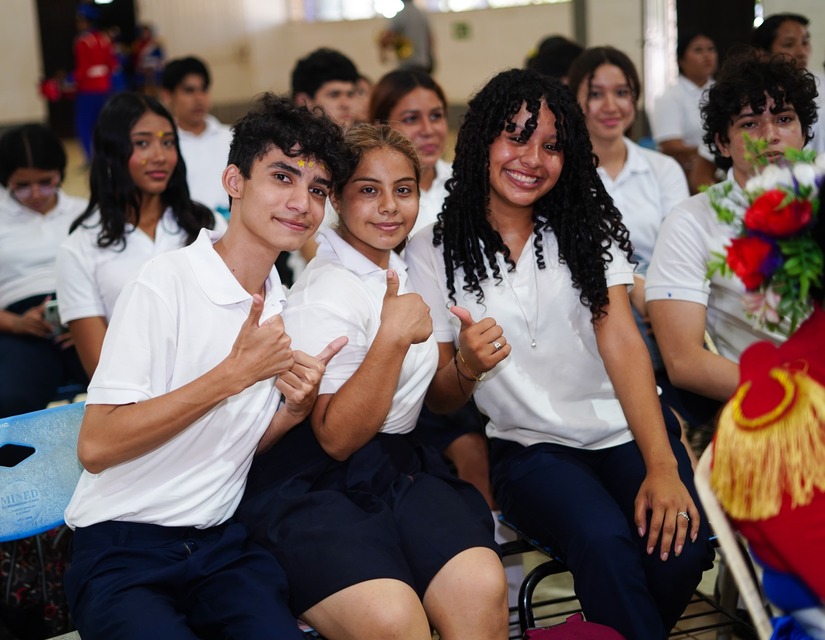 Estudiantes-ronden-homenaje-al-comandante-Hugo-Chavez-12