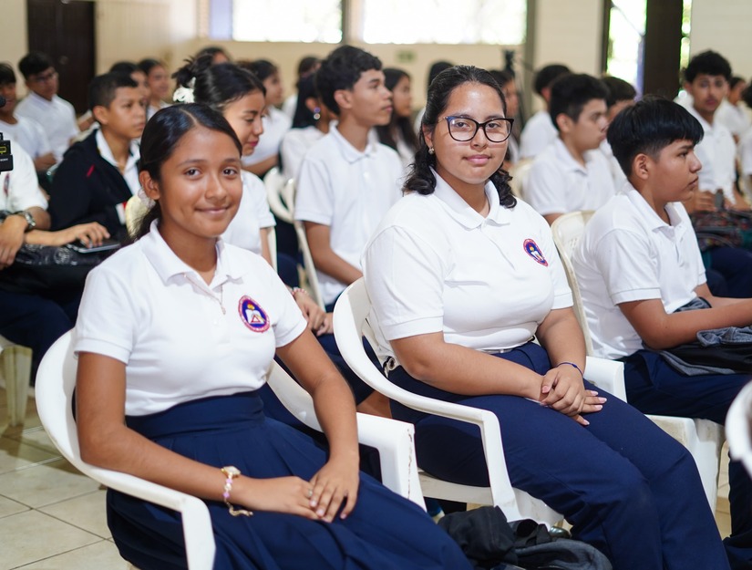 Estudiantes-ronden-homenaje-al-comandante-Hugo-Chavez-3