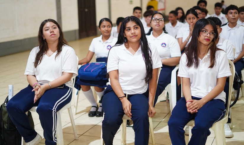 Estudiantes-ronden-homenaje-al-comandante-Hugo-Chavez-4