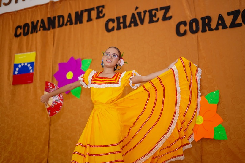 Estudiantes-ronden-homenaje-al-comandante-Hugo-Chavez-5