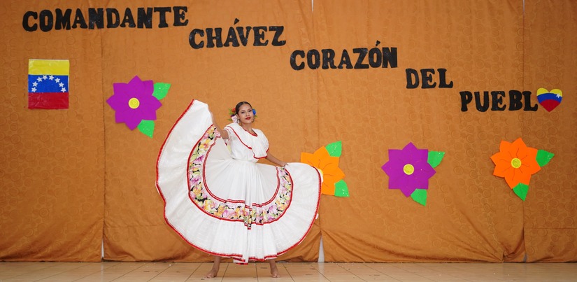 Estudiantes-ronden-homenaje-al-comandante-Hugo-Chavez-6