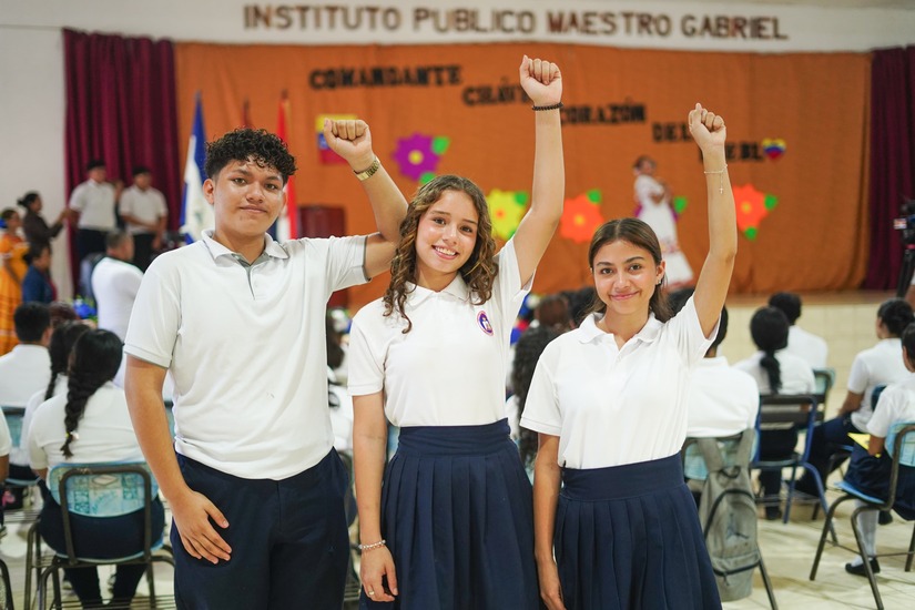 Estudiantes-ronden-homenaje-al-comandante-Hugo-Chavez-7