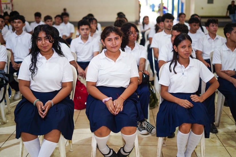 Estudiantes-ronden-homenaje-al-comandante-Hugo-Chavez-9