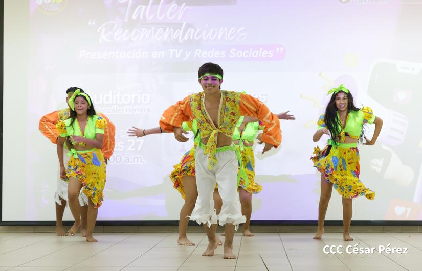 EStudiantes-de-Comunicacion-23