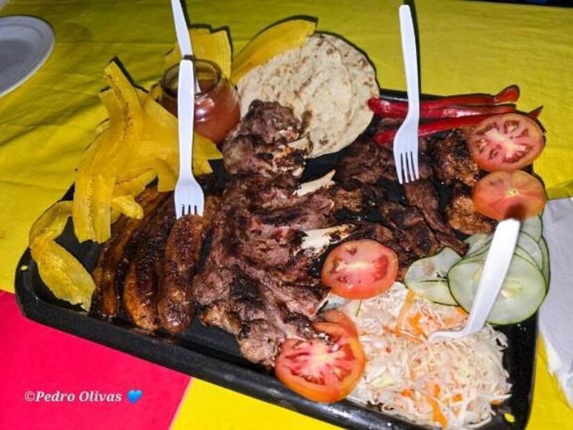 Fritanga-y-gallo-pinto-2