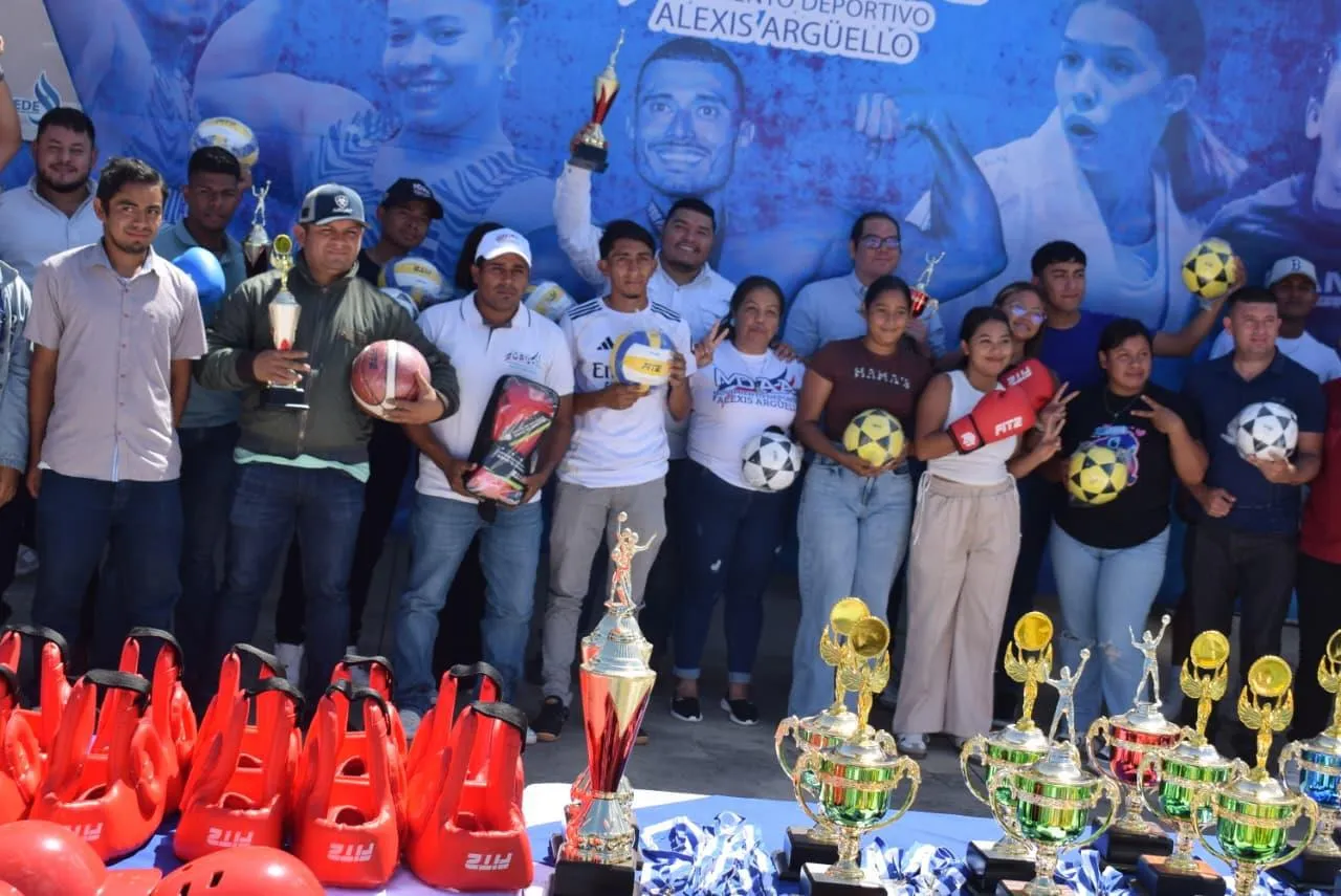 Entrega-de-material-deportivo-6_6_11zon
