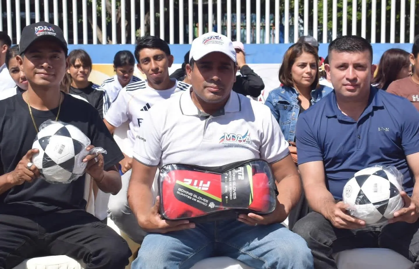 Entrega-de-material-deportivo-9_9_11zon