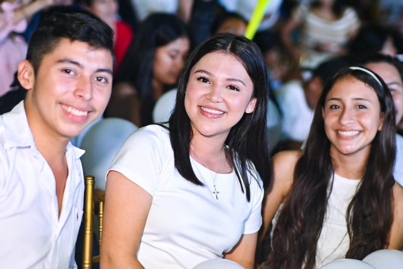 REINAS--(6)