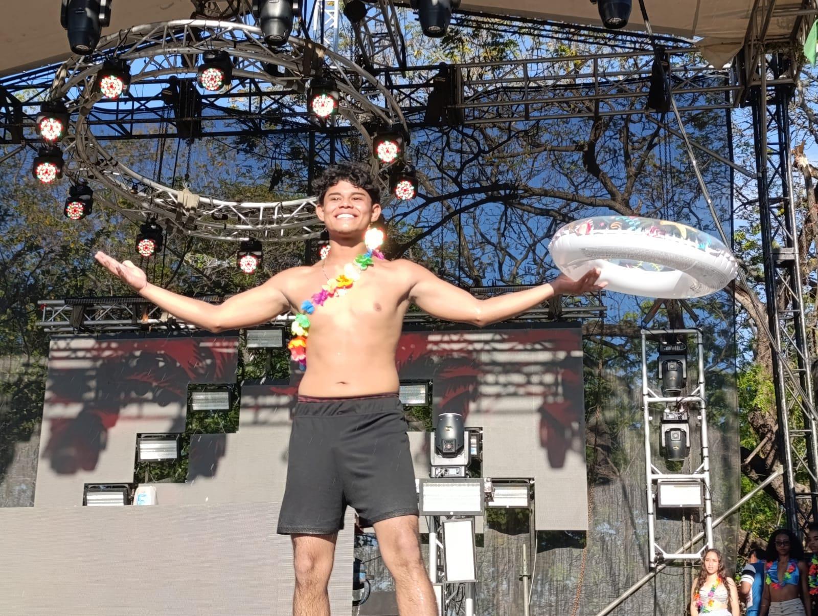 Universitarios--(16)