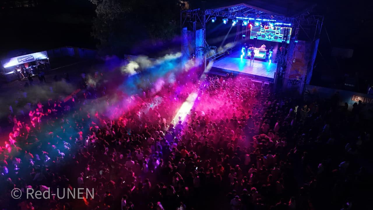 Universitarios--(20)