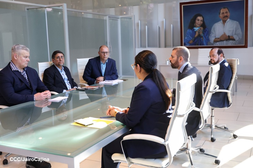 Con-empresa-minera-canadiense-13