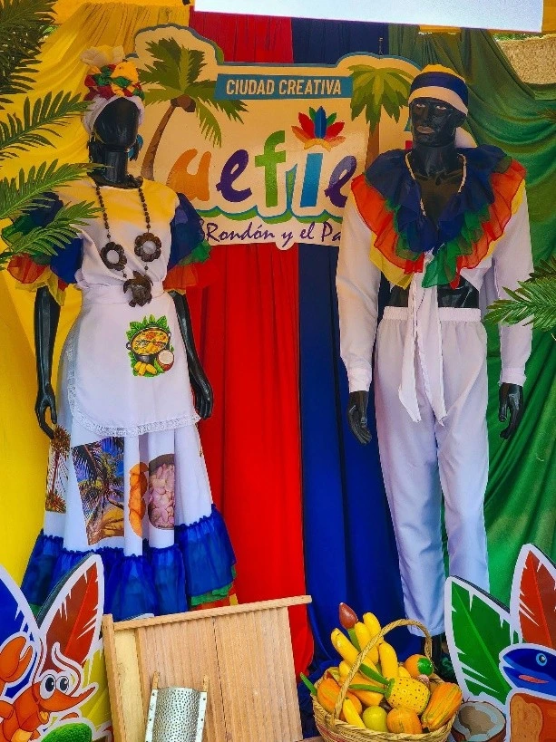 TRAJES11