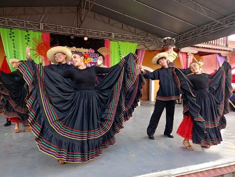 TRAJES20
