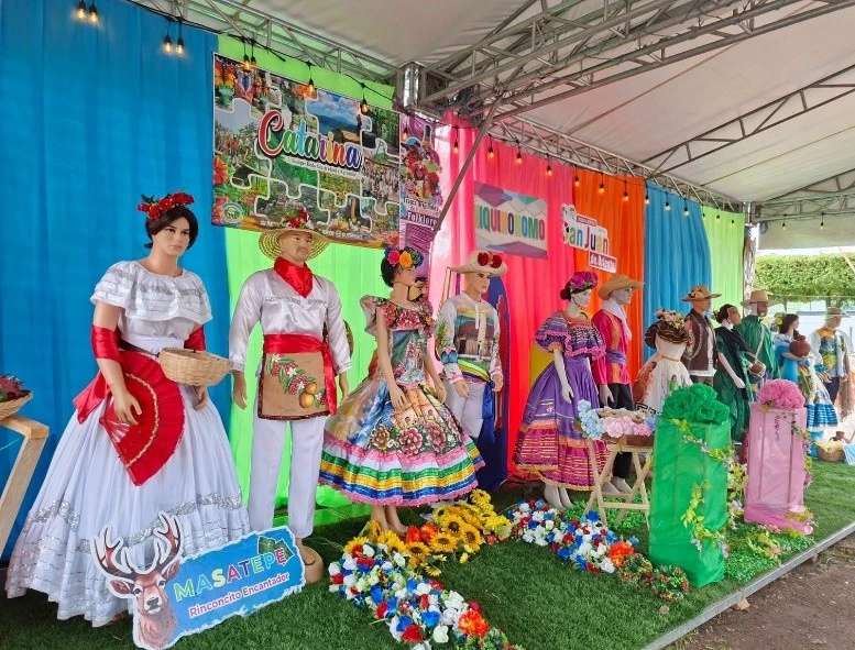 TRAJES22