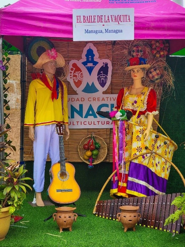 TRAJES9