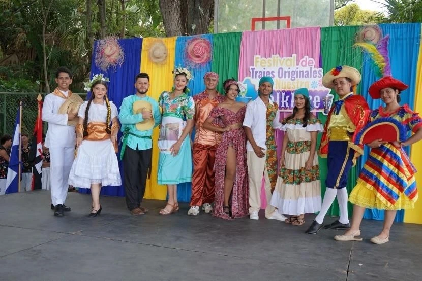 TRAJES1